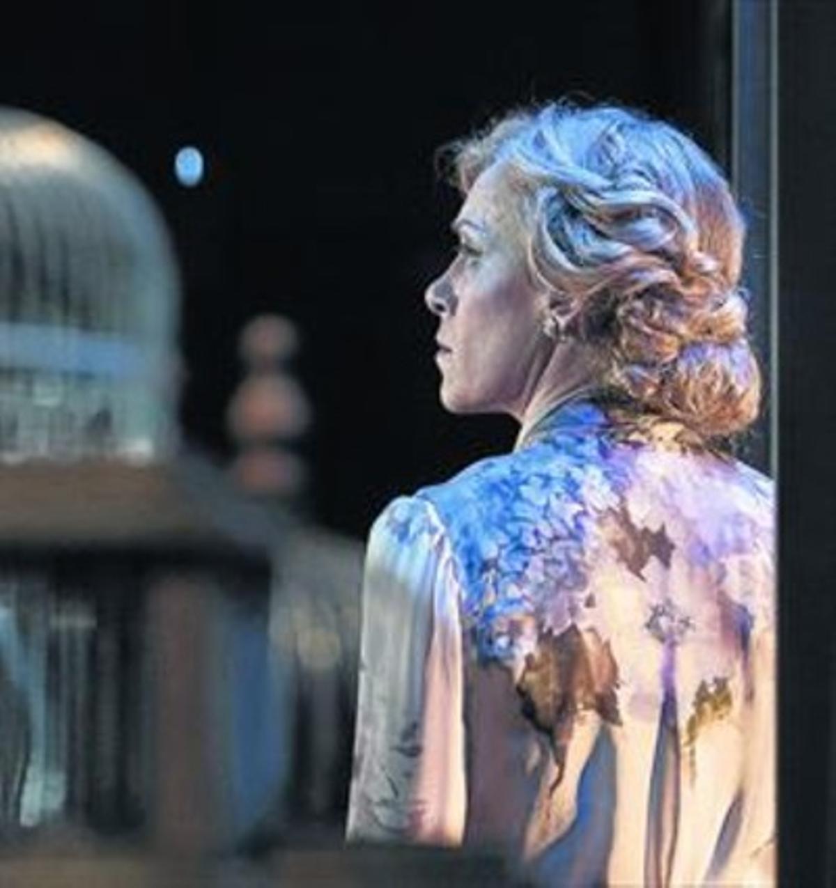 Carme Conesa, en una escena de l’obra que es representa al TNC.