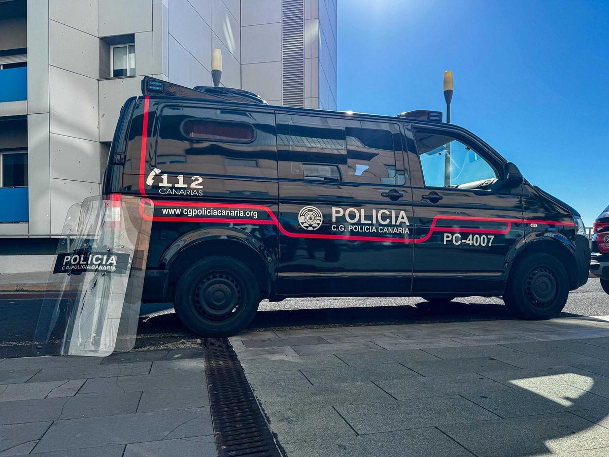 Furgón de la Policía Canaria.