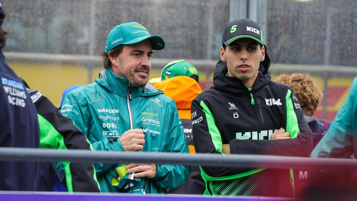 Fernando Alonso, con Bortoleto, en Australia.