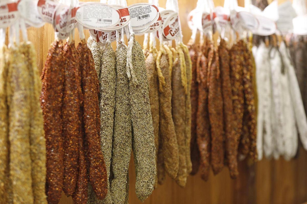 Alguns dels sabors que es venen a la botiga de La Casa dels Fuets, ubicada a la Rambla de la Llibertat de Girona.