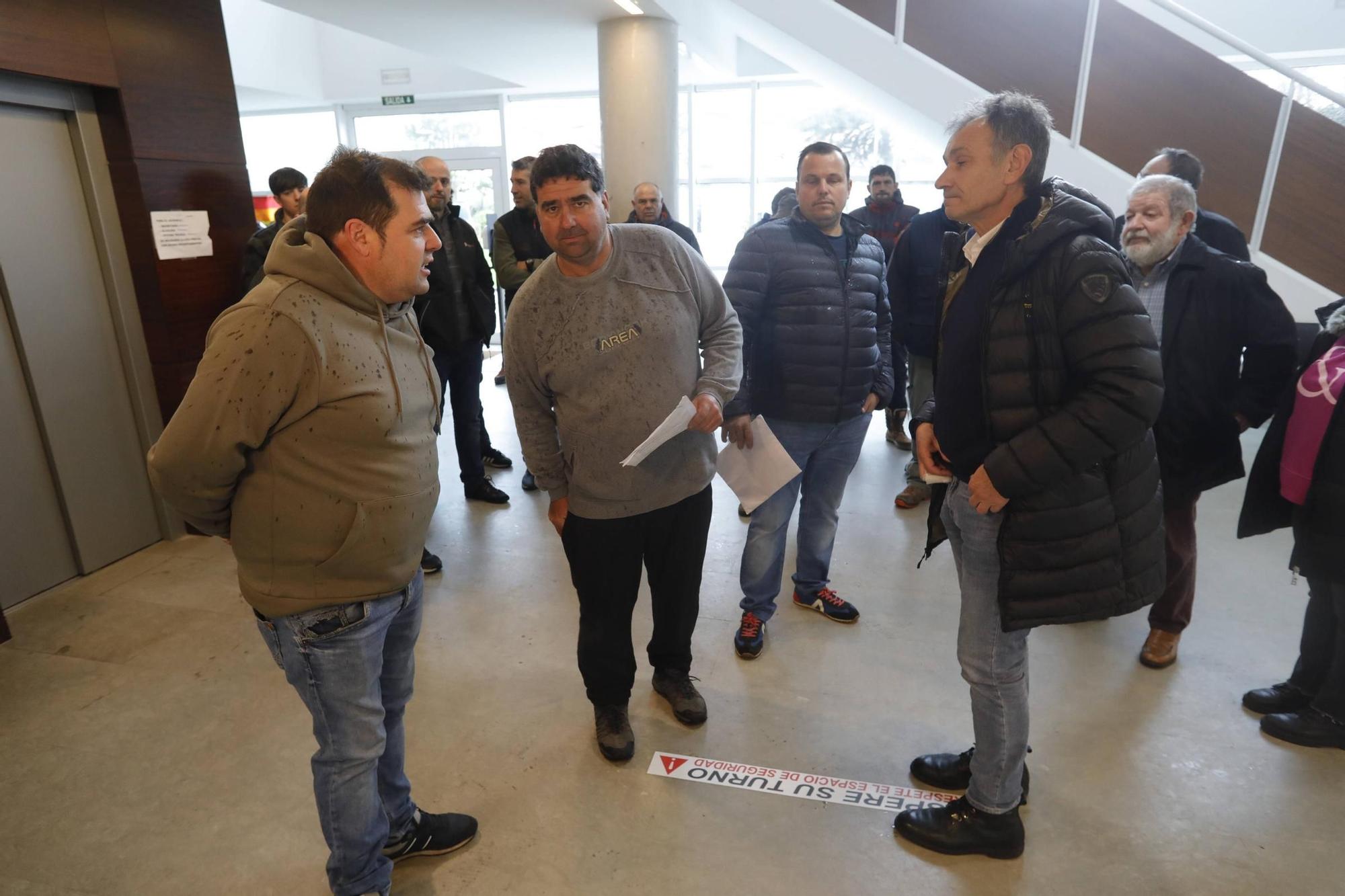 EN IMÁGENES: Los ganaderos toman con sus tractores la villa de Luanco