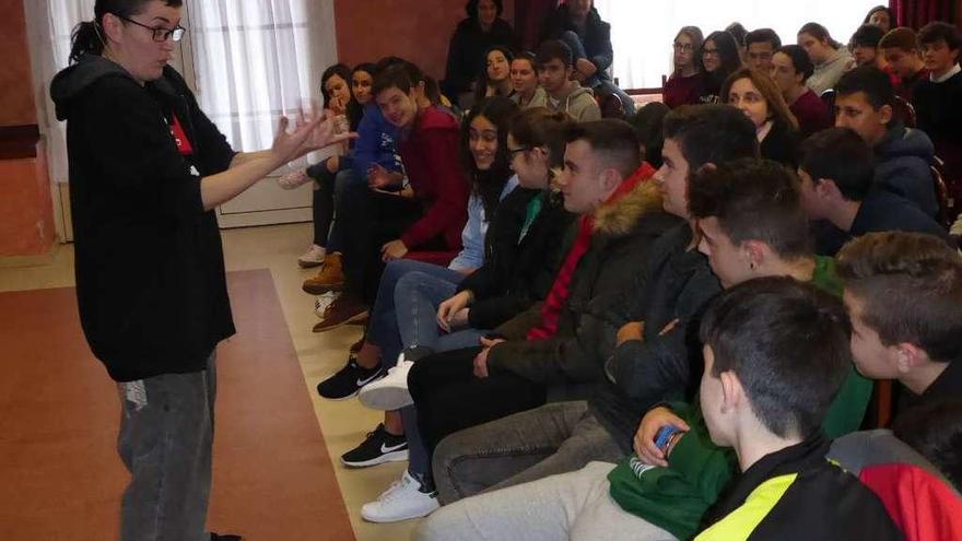 Pamela Palenciano, ayer con los alumnos del Instituto Peñamayor de Nava.