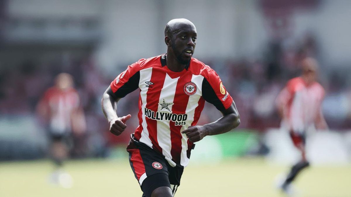 Joane Wissa jugando un partido con el Brentford