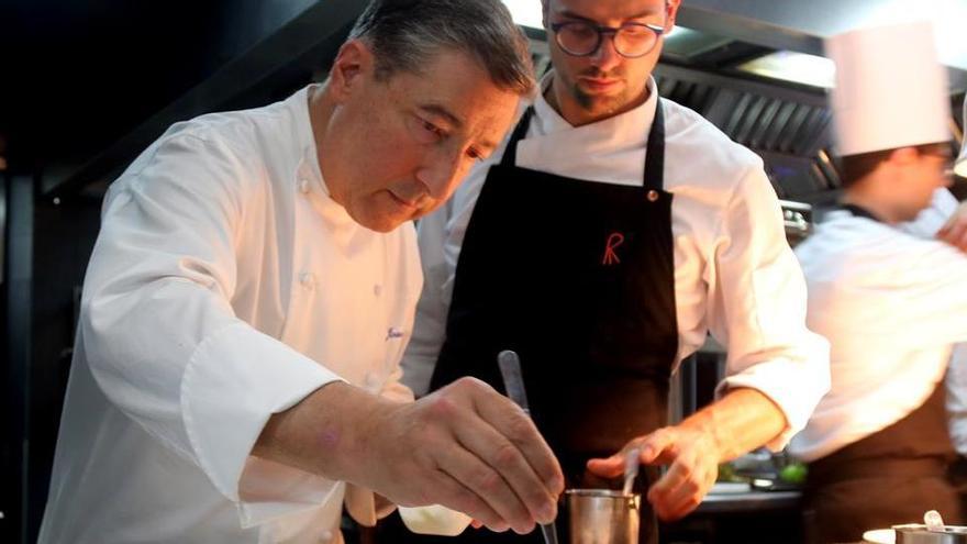 El xef Joan Roca treballant a la cuina del celler el juny de 2019