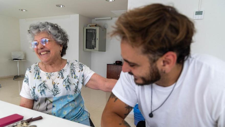Madelin y Nathaniel, de 80 y 29 años, conviven en el edificio intergeneracional de plaza América en Alicante
