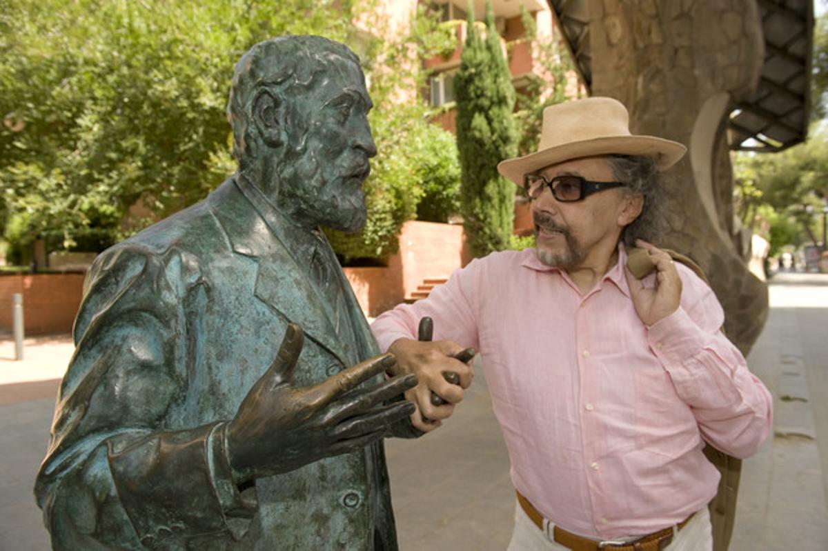 Lluís Llongueras es dóna la mà amb el Gaudí de bronze de Joaquim Camps, davant del Portal Miralles. Lluís Llongueras es dóna la mà amb el Gaudí de bronze de Joaquim Camps, davant del Portal Miralles.