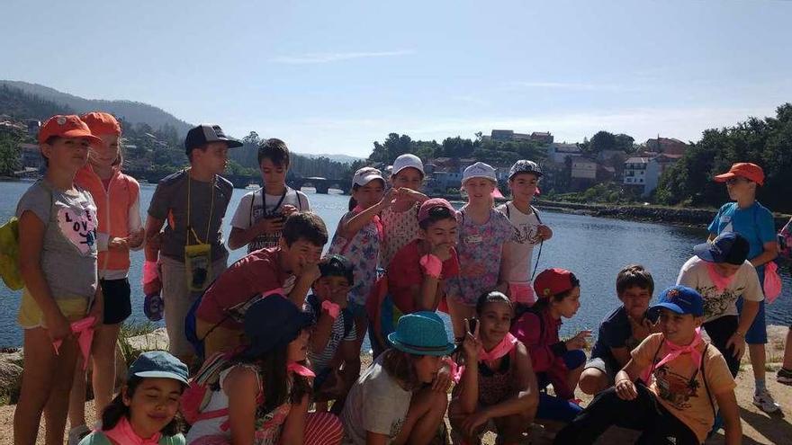 Escolares de un colegio de Moaña, durante una excursión de fin de curso. // FdV