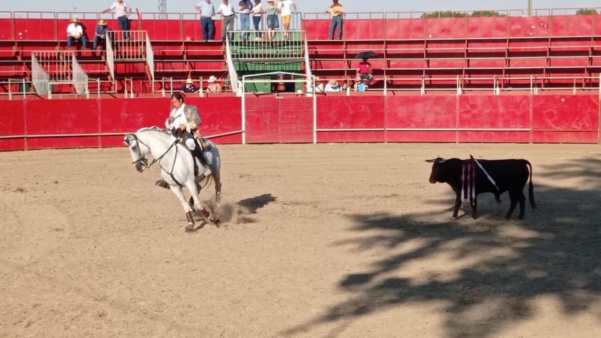 Rejoneo en la Plaza de Toros de San Cristóbal de Entreviñas.