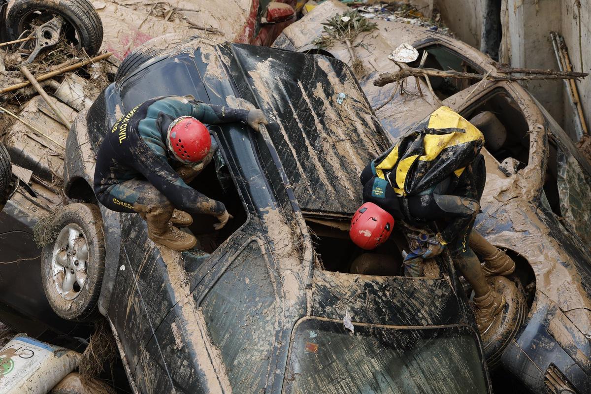 Expertos de la Guardia Civil buscan cuerpos sin vida en vehículos en Paiporta el pasado 2 de noviembre.