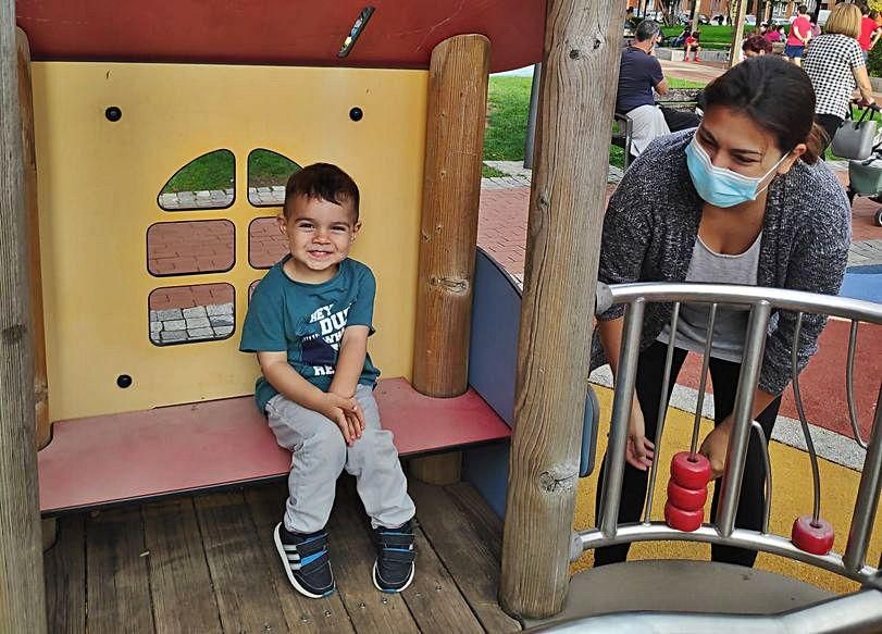 Manuel Barreiro con su madre, Verónica Rodríguez, en el parque de las Palmeras de Contrueces.