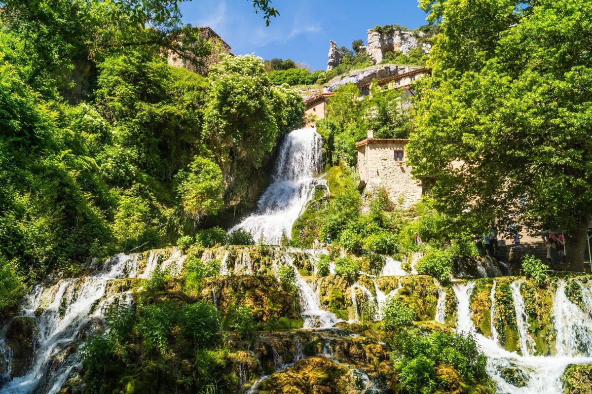 El 'pueblo cascada', una joya natural escondida en Burgos que es el destino favorito de los senderistas del país