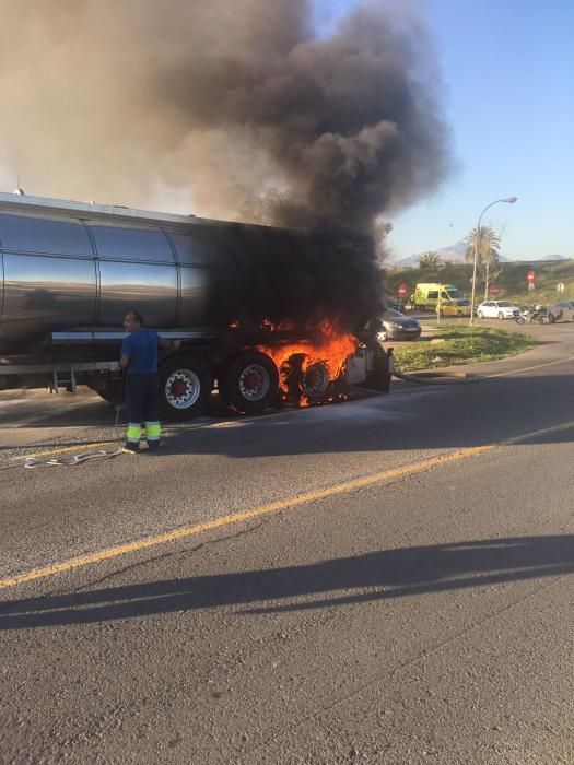 Arde una cisterna en la N-332 en Sant Joan