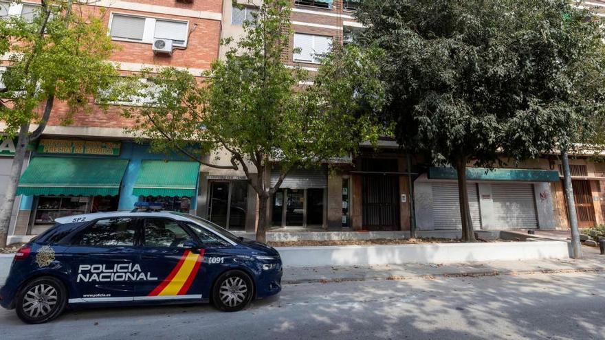 Una patrulla de la Policía Nacional custodia la puerta de un piso en Murcia.