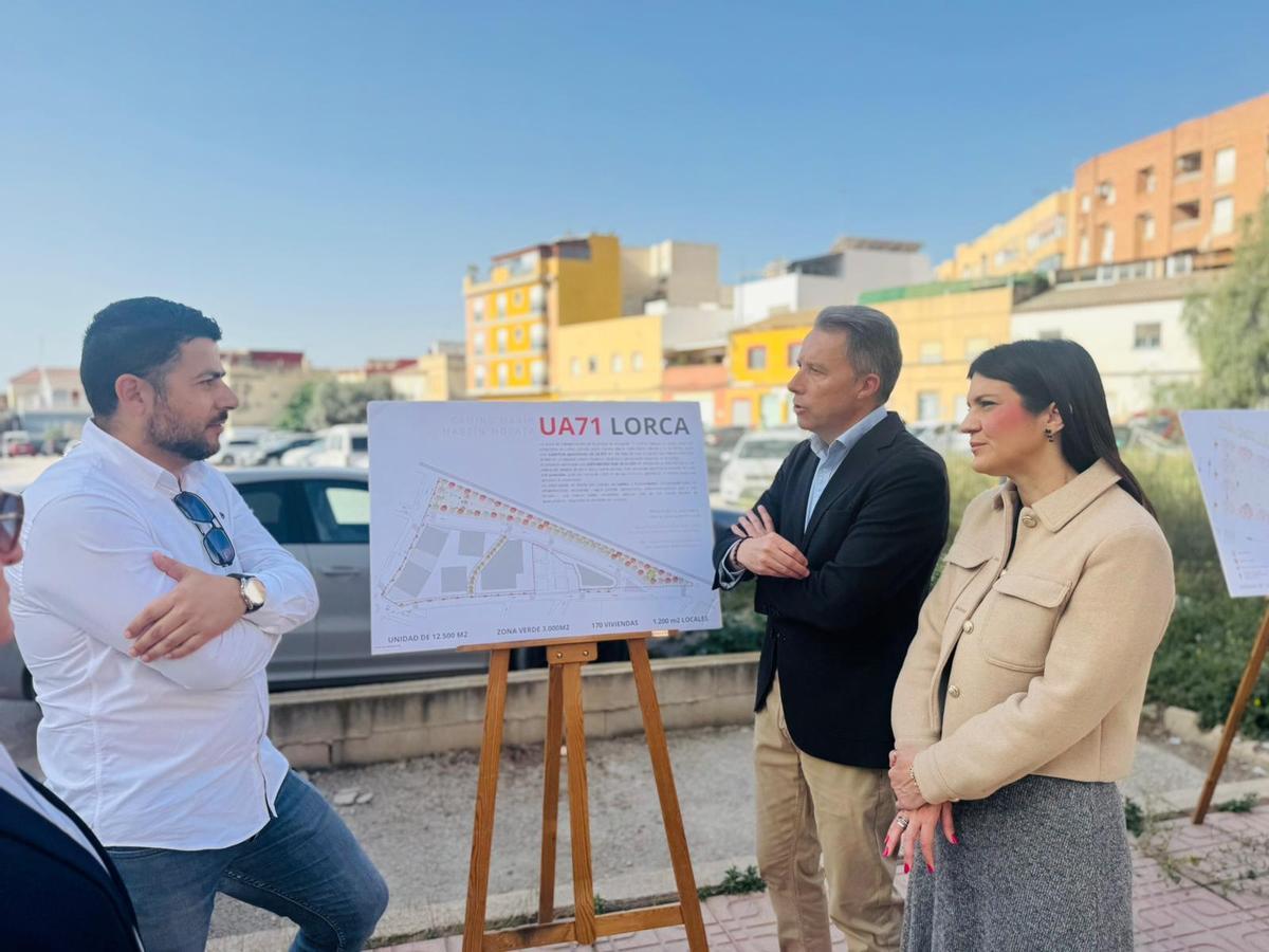 El alcalde de Lorca y la edil de Urbanismo contemplan el plano de situación de la bolsa de suelo reordenada en el 'Camino Marín'.