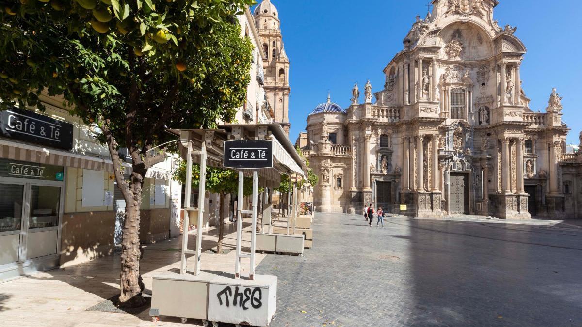 Los bares de la plaza Cardenal Belluga, cerrados tras el cese de actividad de la hostelería.