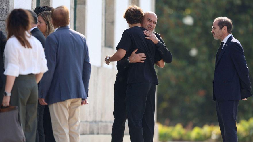 Roberto Martínez se abraza a João Félix a la entrada de la iglesia donde se iba a celebrar el funeral por Diogo Jota.