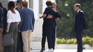 Roberto Martínez se abraza a João Félix a la entrada de la iglesia donde se iba a celebrar el funeral por Diogo Jota. 