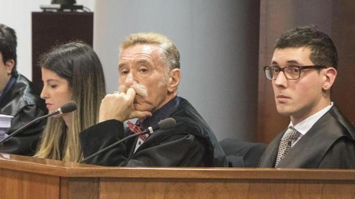 El abogado Marcos García Montes, en el centro, durante un juicio en la Audiencia Provincial de Cáceres en 2019.