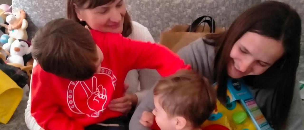 Celebración del cumpleaños del pequeño Myron en una casa que la administración y Cáritas han dispuesto.