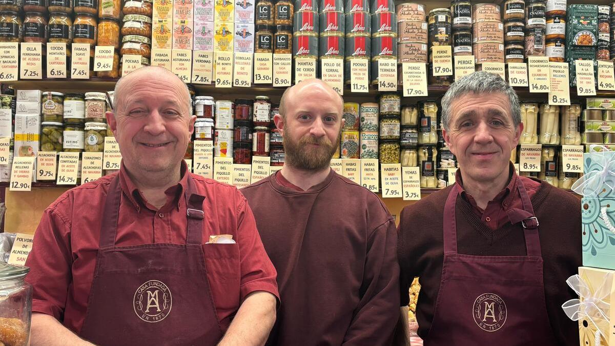 De izquierda a derecha: Andrés, otro Andrés (hijo del primero) y José Luis.