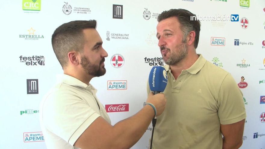 La Bellea del Foc infantil y Damas felicitan el cumpleaños a David Olivares, presidente de la Federació de les Fogueres de Sant Joan