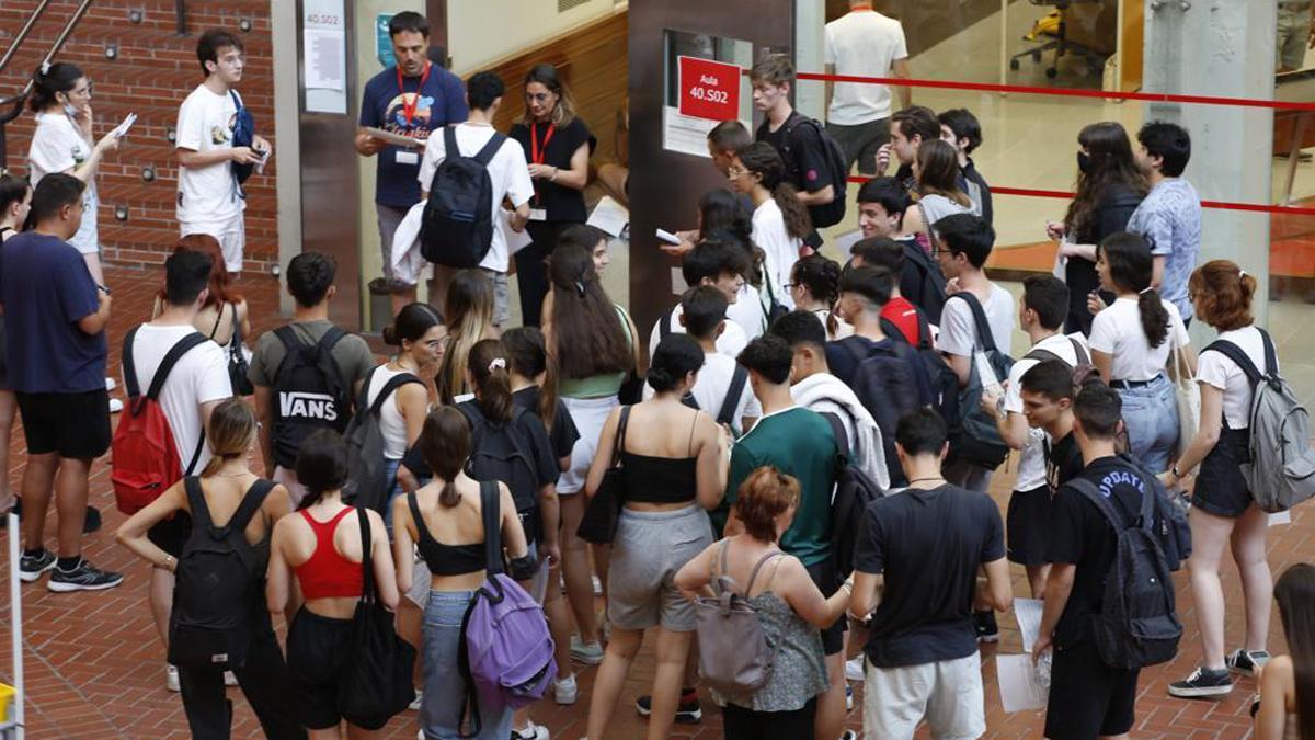 Alumnos a la entrada de las pruebas de acceso a la universidad, en la UPF.