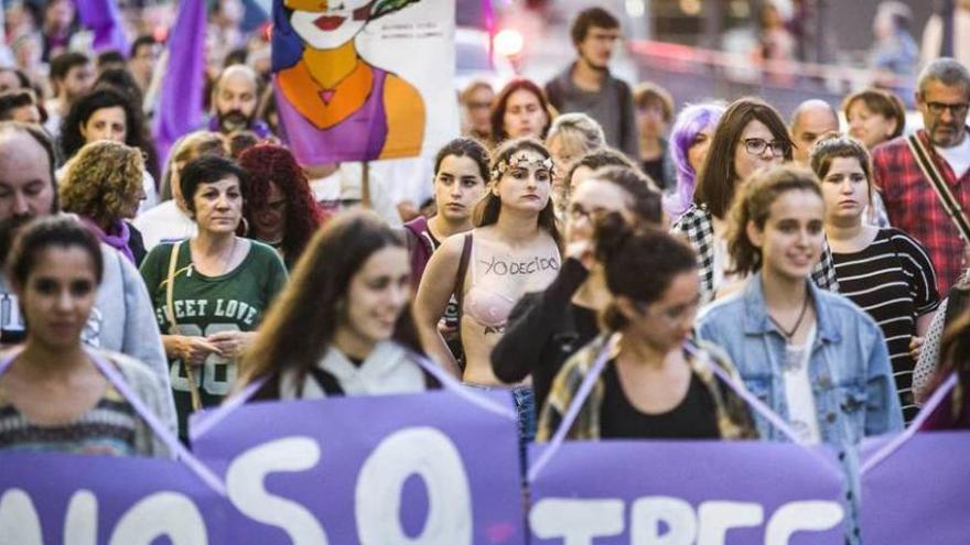 Feministas marchan en Oviedo por el aborto seguro y gratuito