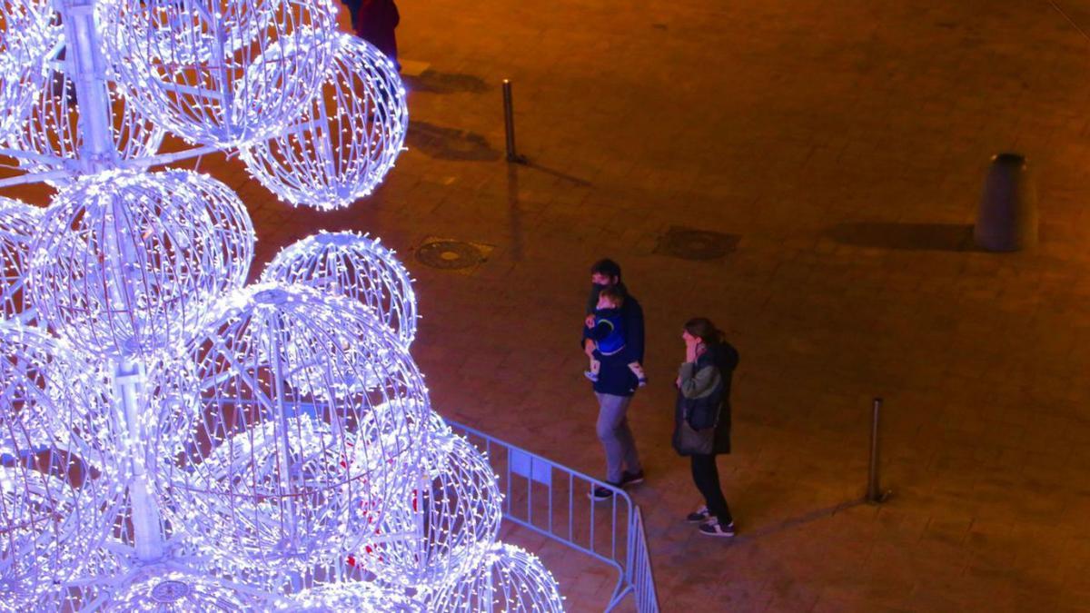 Els carrers comercials de l’Escala estan il·luminats i decorats amb motius nadalencs