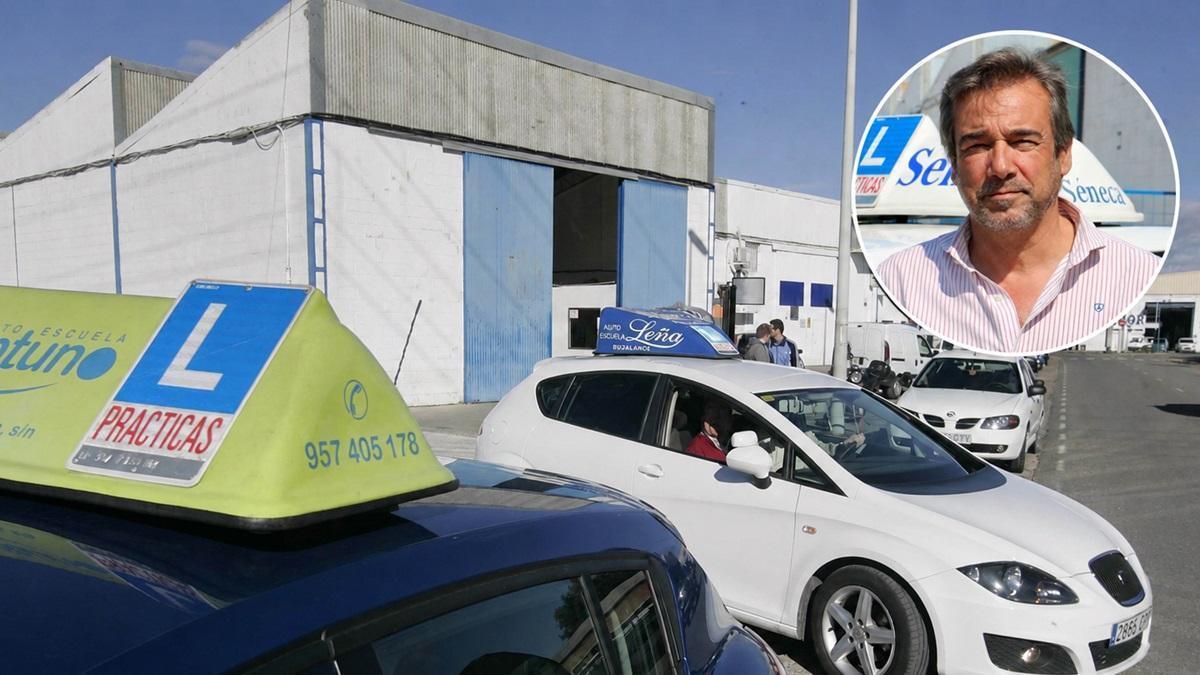 El presidente de la Asociación Provincial de Autoescuelas de Córdoba (Apac), Rafael Cruz, sobre una imagen de varios coches de prácticas de autoescuelas.
