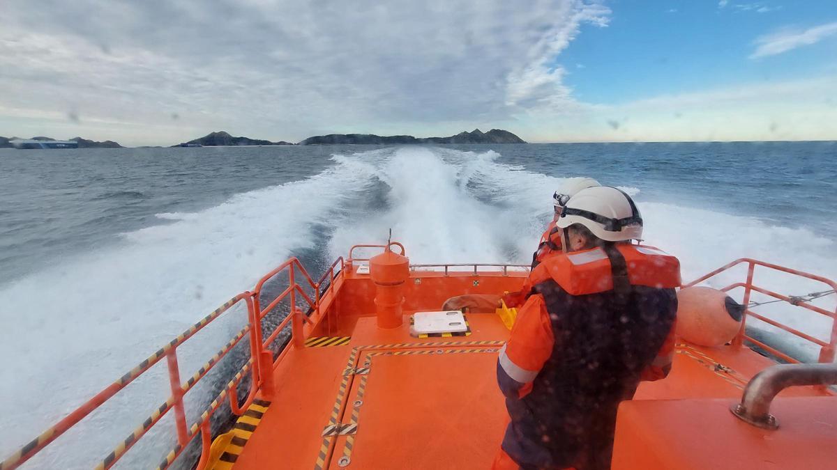El 'Salvamar Mirach' realizando labores de vigilancia en busca de sacos de pélets en aguas de Cíes.