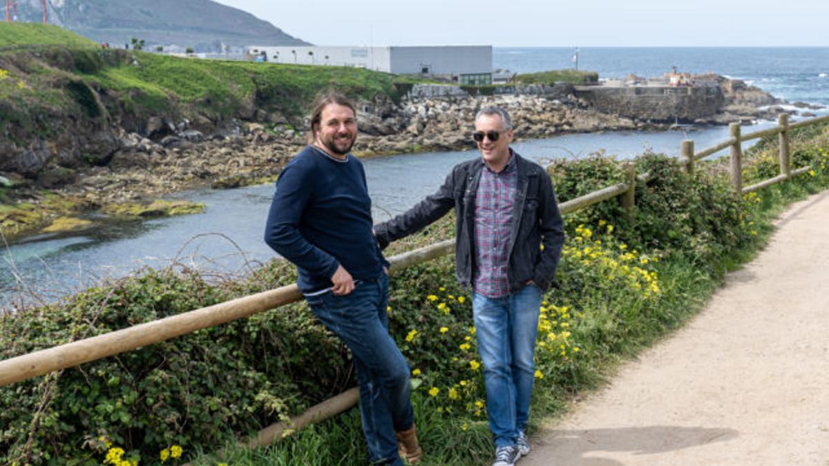 El candidato de Marea, Xan Xove, con el exalcalde Xulio Ferreiro.