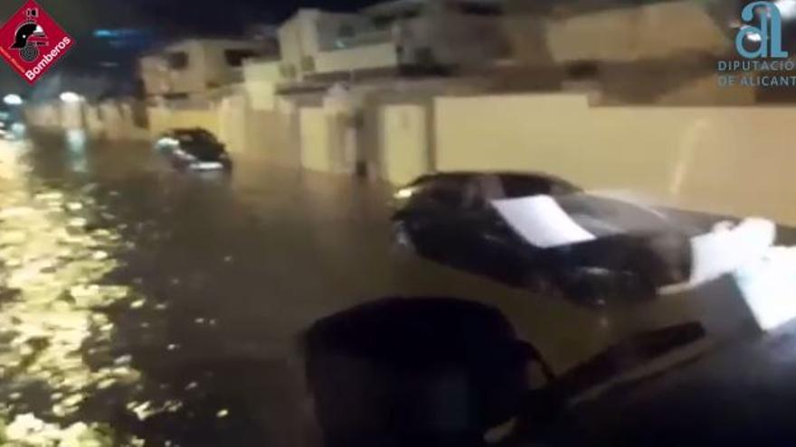 Rescate de conductores en la urbanización Doña Inés de Torrevieja tras la tromba de agua por parte de los bomberos del Consorcio Provincial (2022)