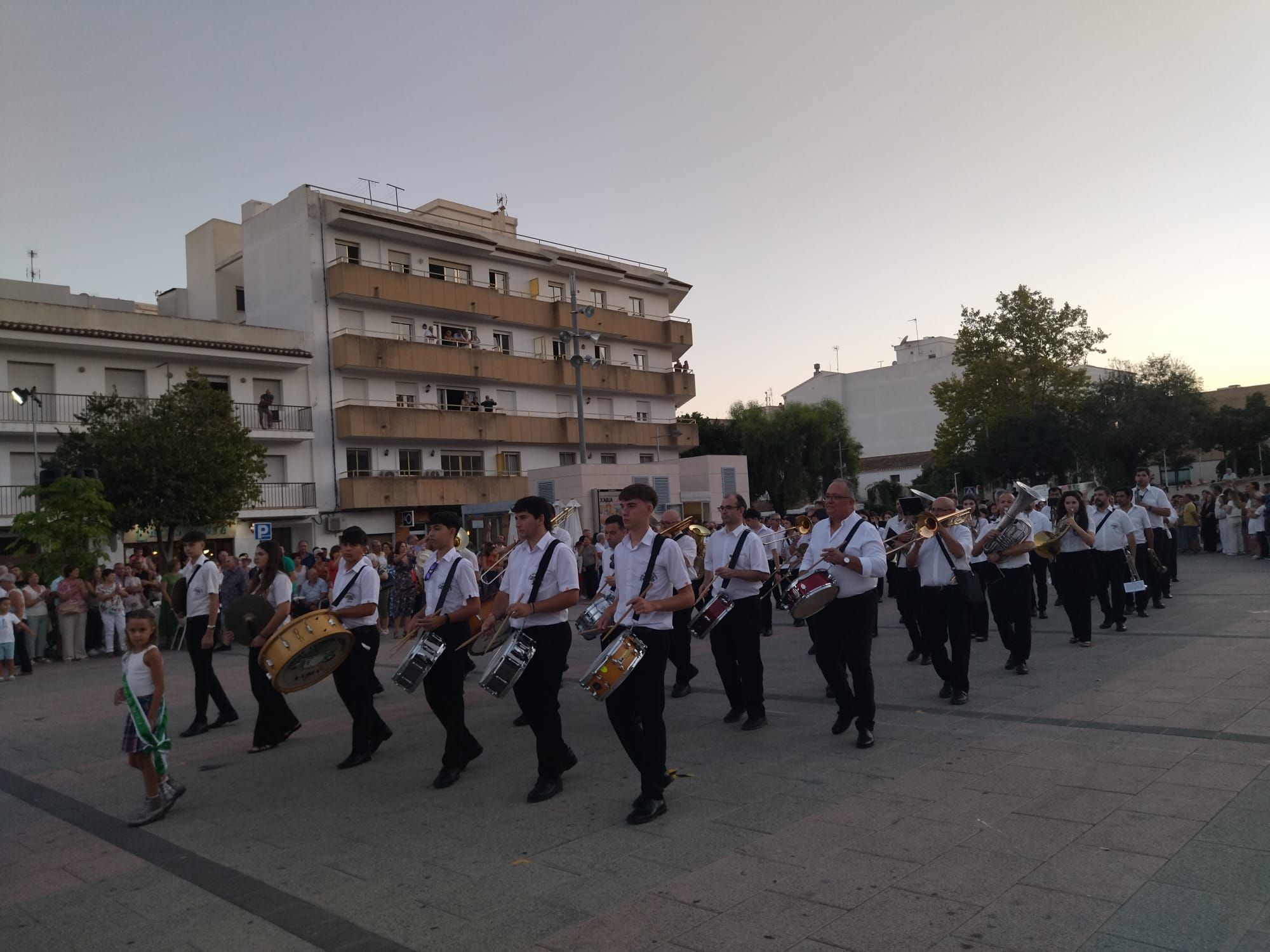 Xàbia, capital de la música: más de 800 músicos de toda la comarca llenan de vida las calles (imágenes)