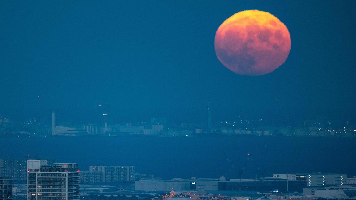 La Luna llena de septiembre, vista desde el mirador de la Torre Mori, en Roppongi Hills, Tokyo.