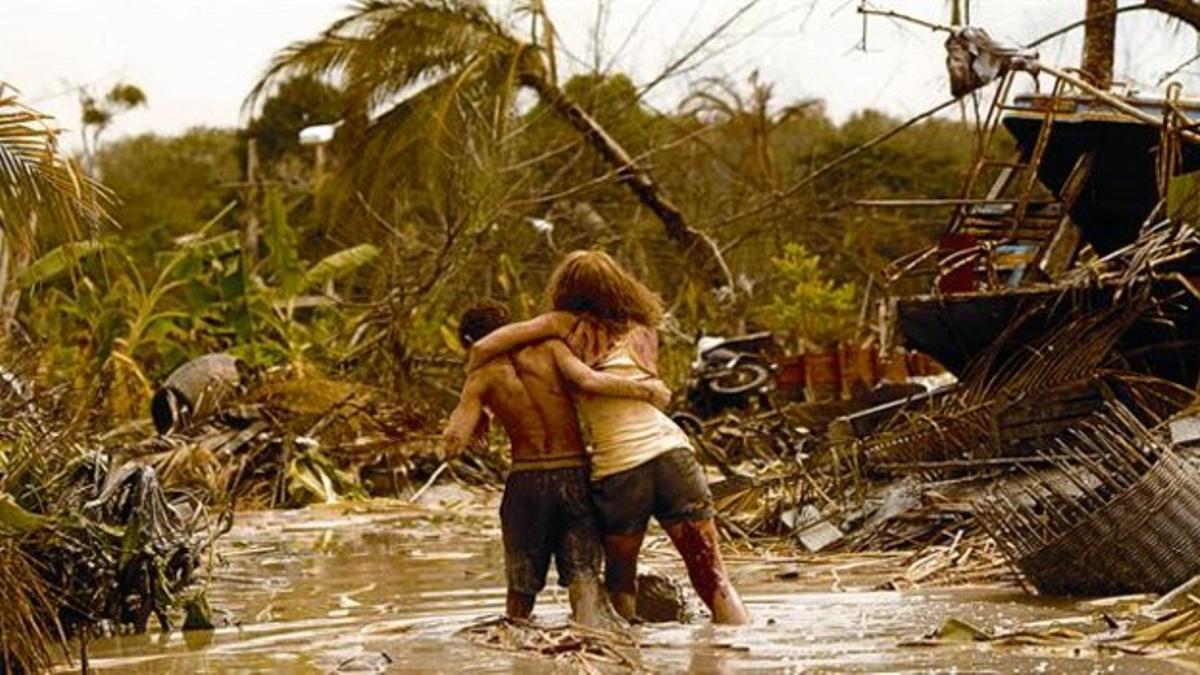 Tom Holland y Naomi Watts, en una escena de 'Lo imposible', la película más taquillera del cine español.