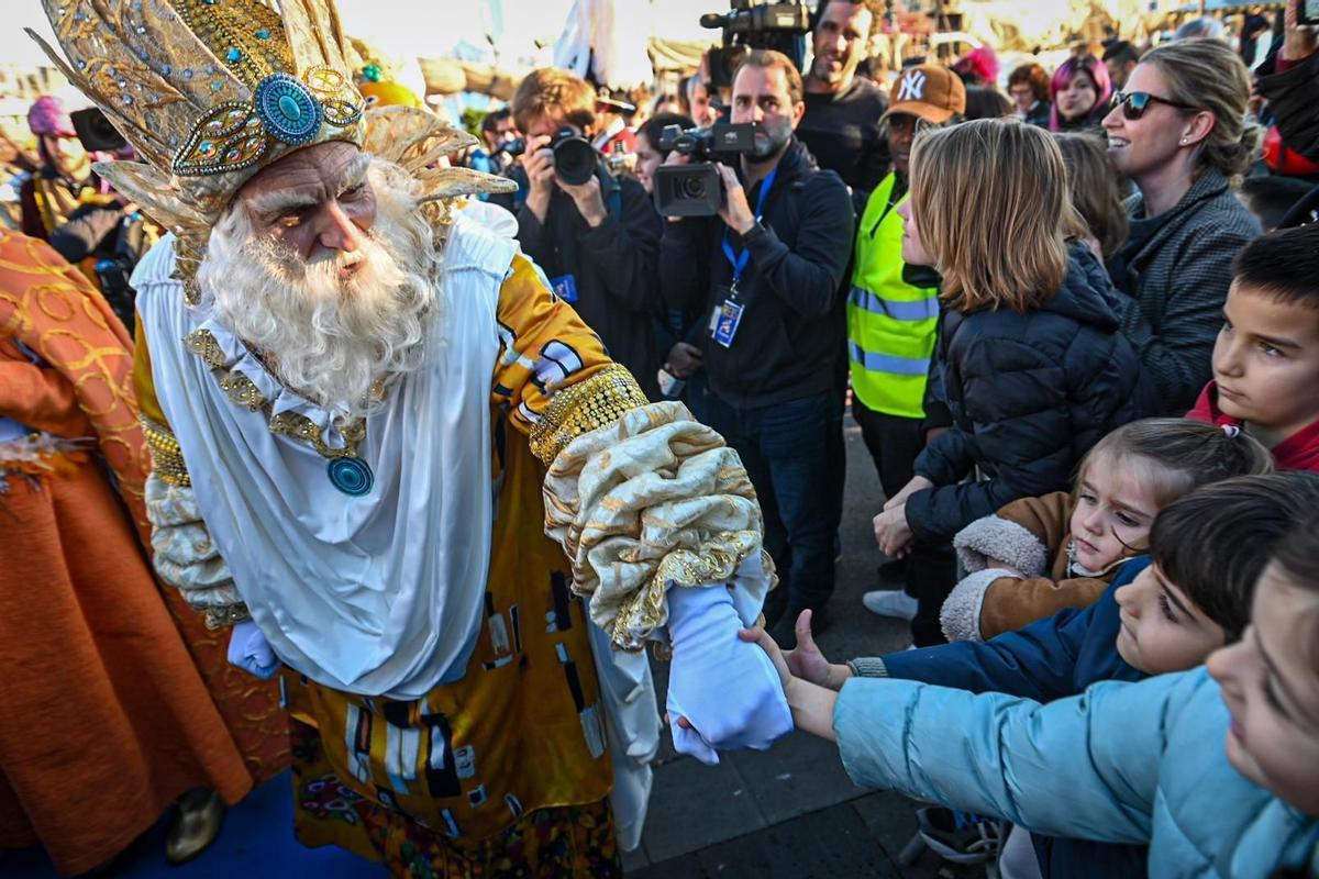 Los Reyes Magos llegan al puerto de Barcelona en la cabalgata de 2023