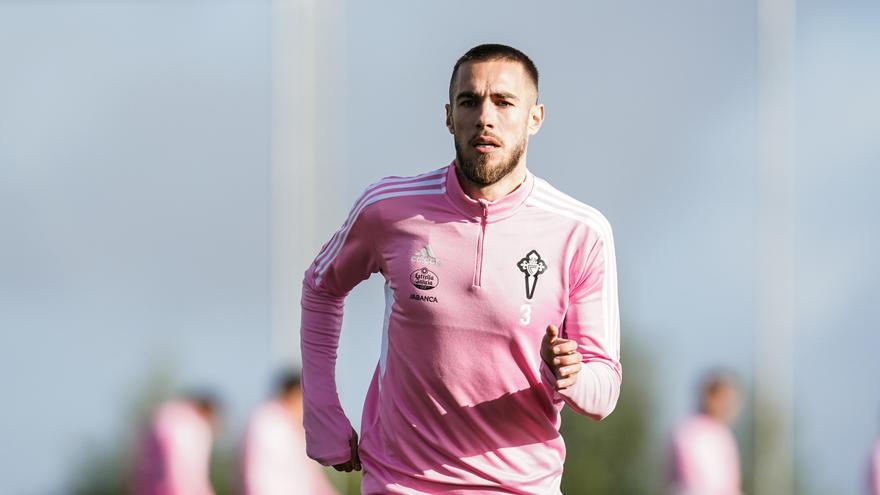 Óscar Mingueza, en un entrenamiento en la ciudad deportiva Afouteza.