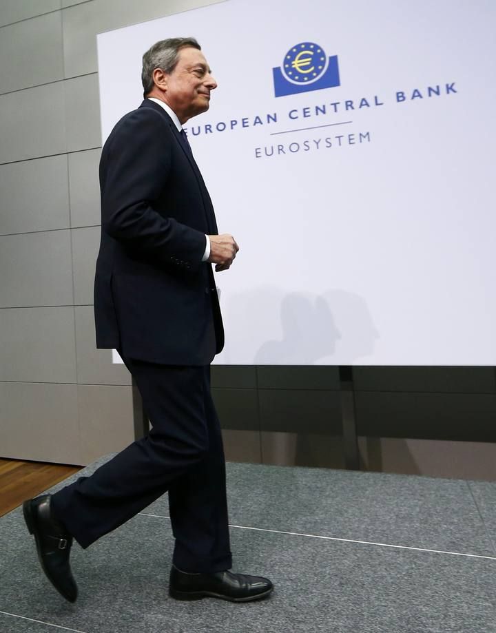 Una joven irrumpe en la rueda de prensa de Draghi