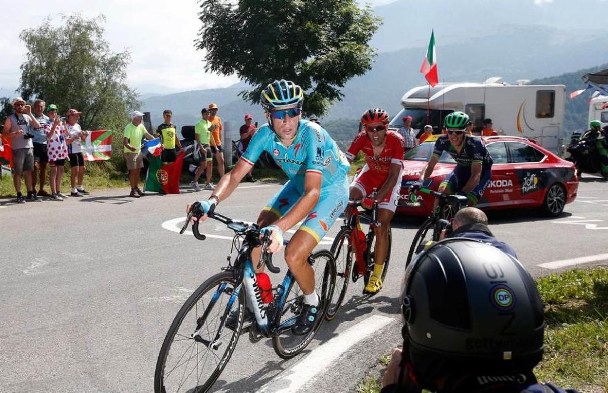 Dani Navarro, entre Nibali e Impey, subiendo Aspin.