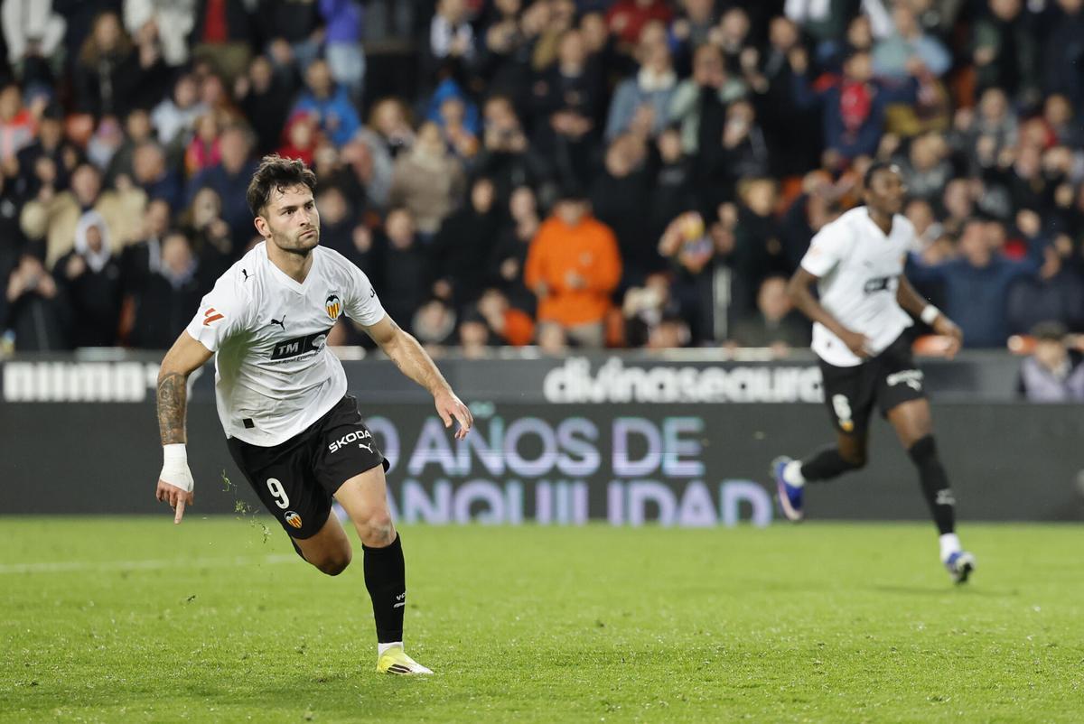 CORRIGE JUGADOR VALENCIA, 08/03/2026.- El delantero del Valencia Hugo Duro celebra su gol, tercer gol del equipo ché, durante el partido de la jornada 27 de LaLiga entre el Valencia CF y el Deportivo Alavés, este domingo en el estadio de Mestalla. EFE/ Ana Escobar