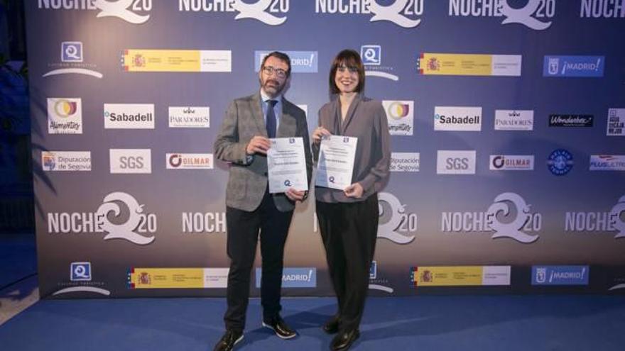 La playa de Gandia recibe en Fitur dos distintivos por la calidad de sus servicios