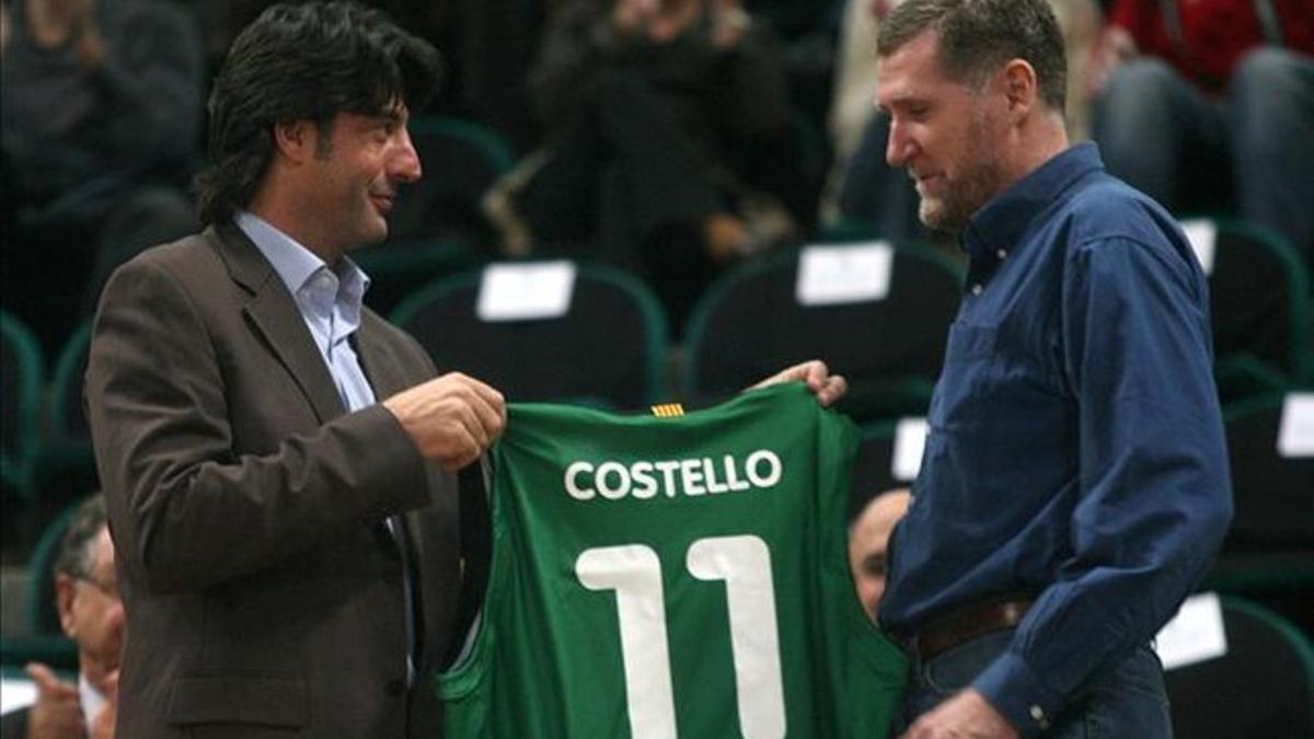 Villacampa entrega una camiseta de la Penya a Costello en 2007 en el Palau Olímpic de Badalona