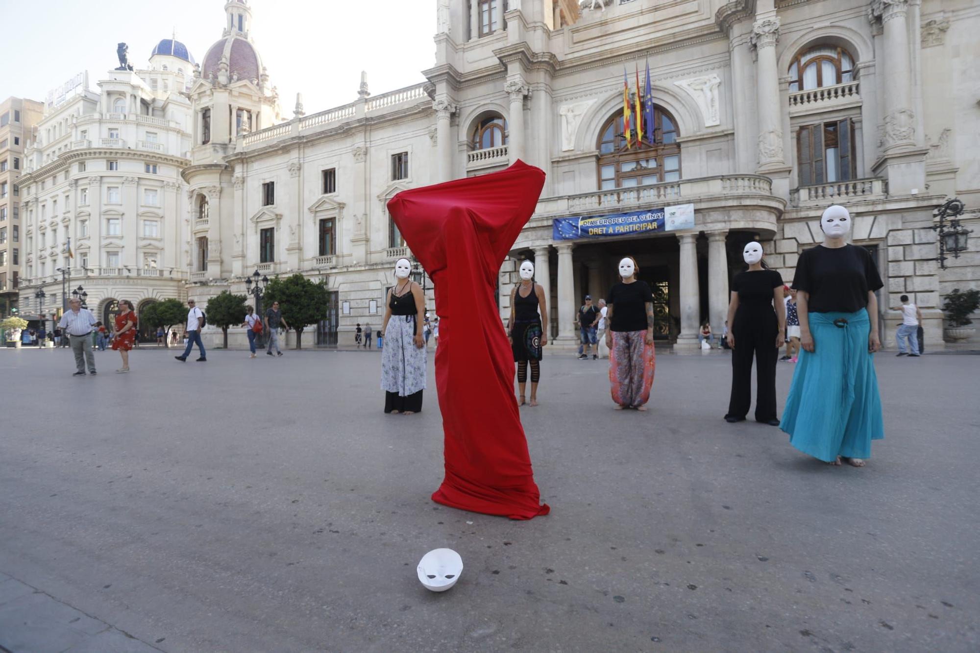 Performance en València para reivindicar la bajada del IVA de las compresas