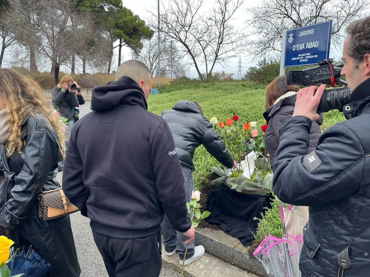 Vecinos de Torre-Sana (Terrassa) depositan rosas en los 'Jardines de Eva Abad'