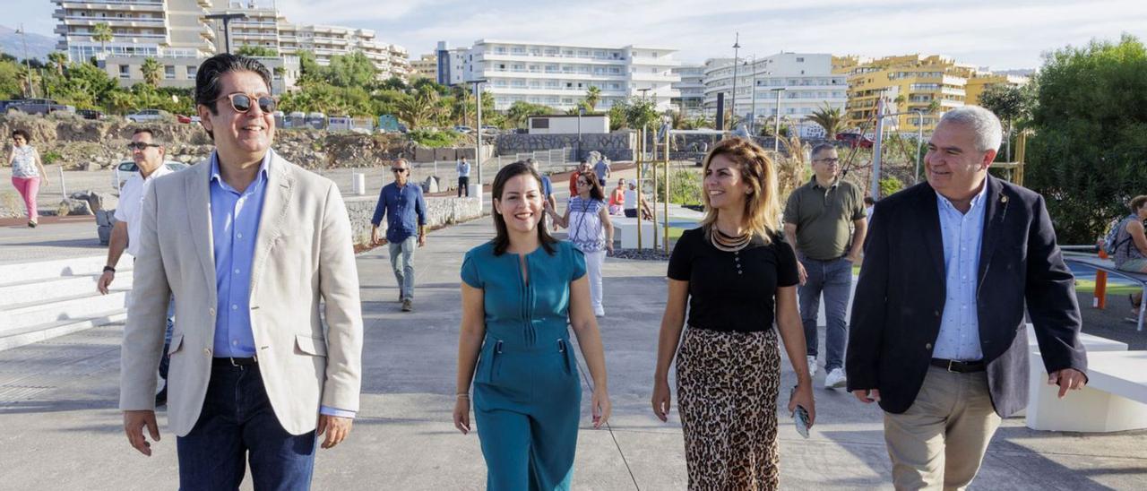 Pedro Martín, Yaiza Castilla, Laura Castro y Arturo González (desde la izquierda) recorrieron el paseo, ayer. | | E.D.