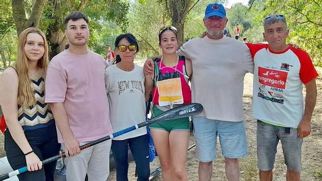 Aonnare García, con sus familiares y su entrenador al finalizar la regata. | LOZ
