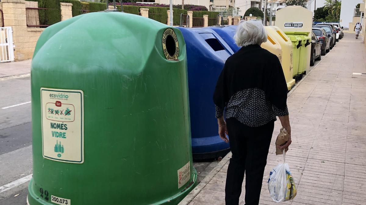 Contenedores de basura en el Clot de Mingot de Altea.