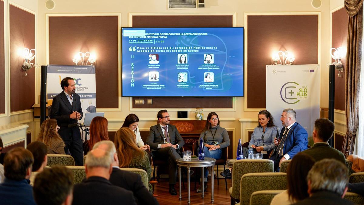 Mesa de diálogo social Jornada SLO, moderada por Luis Seco de Herrera, Asesor técnico en Ingeniería de Minas en la Junta de Andalucía y Director del podcast El Filón