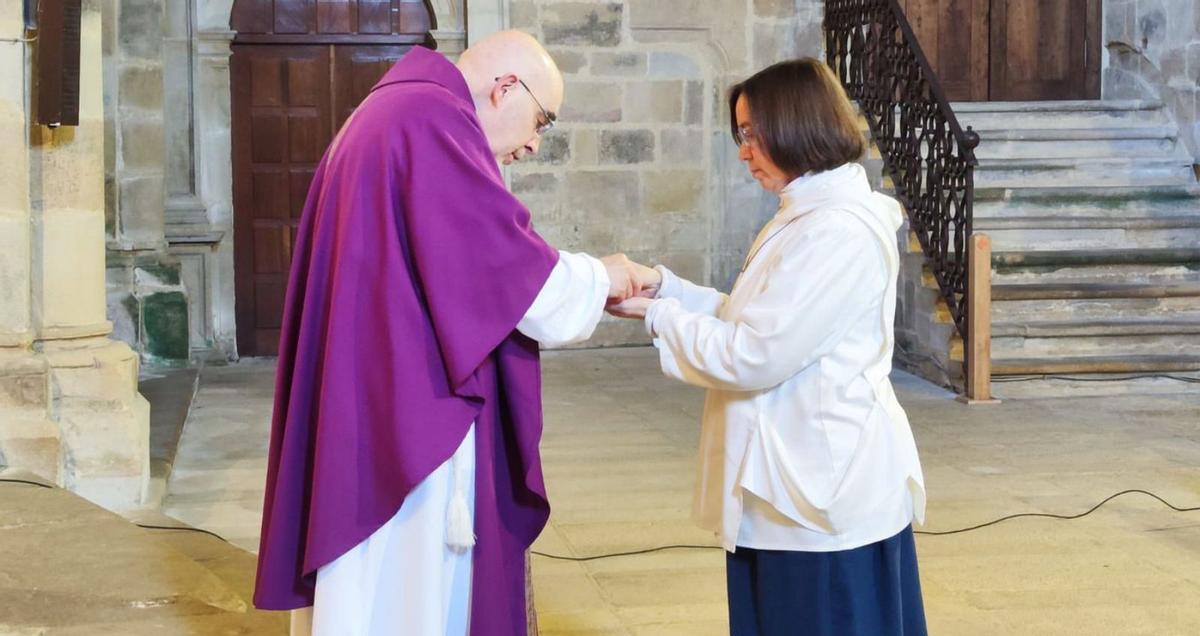 El sacerdote da la comunión a la hermana María Asunción. | A. G.-O.