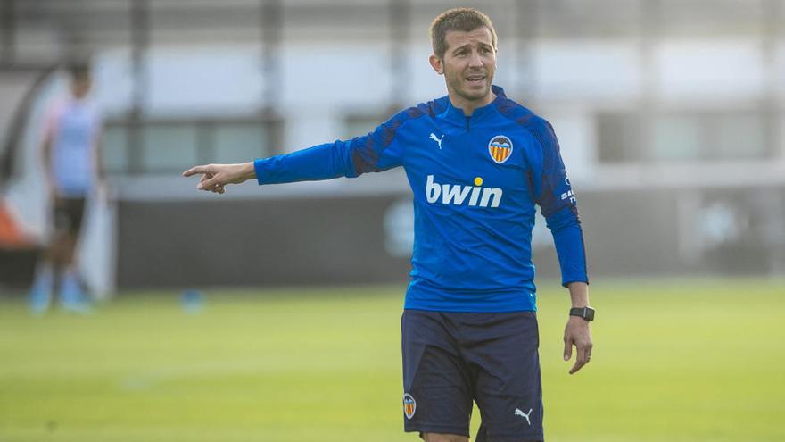 Albert Celades dirige el entrenamiento de ayer en Paterna.